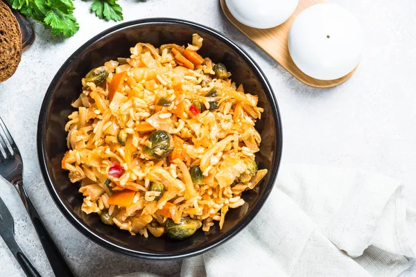 Stufato di cavolo con riso e verdure . — Foto Stock