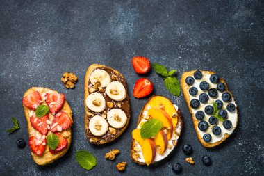 Taze meyve ve böğürtlenli tost karışımı..