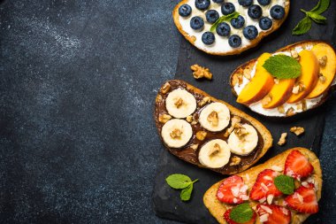 Taze meyve ve böğürtlenli tost karışımı..