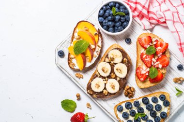 Beyaz taze meyve ve çilek ile Tatlı tost çeşitleri.