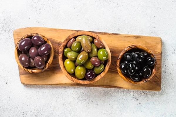 Beyaz arkaplanda siyah ve yeşil zeytin. — Stok fotoğraf