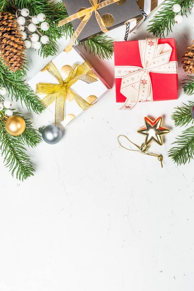 ゴールド プレゼント ボックスと装飾クリスマスの背景. — ストック写真