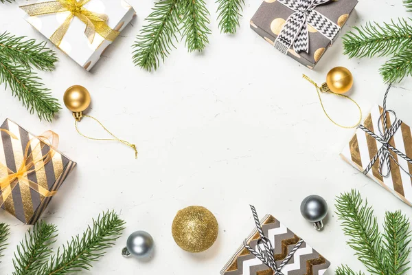 ゴールド プレゼント ボックスと装飾クリスマスの背景. — ストック写真