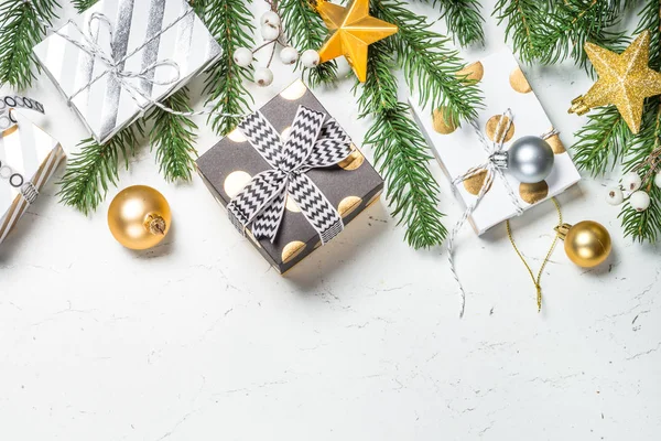Weihnachten Hintergrund mit Gold-Geschenk-Box und Dekorationen. — Stockfoto