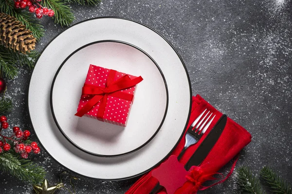 Ajuste de mesa de Navidad - plato, cubiertos y decoratio de Navidad —  Fotos de Stock