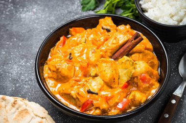 Pilavlı tavuk tikka masala.