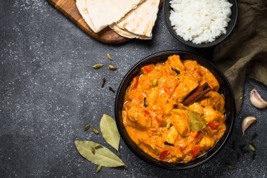 Tavuk tikka masala pirinç üzerinde siyah Üstten Görünüm.