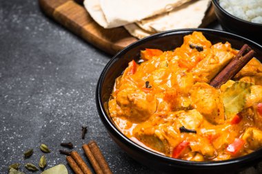 Pilavlı tavuk tikka masala.