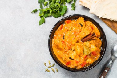 Tavuk tikka masala pirinç üzerinde siyah Üstten Görünüm.