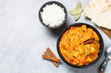 Pirinç üst görünümü ile tavuk tikka masala.