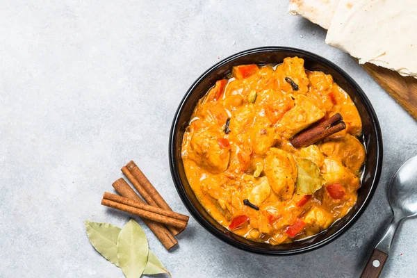 Chicken Tikka Masala mit Reis auf schwarzer Draufsicht. — Stockfoto