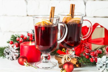 Cam kupa ile meyve ve baharat beyaz üzerinde mulled şarap.