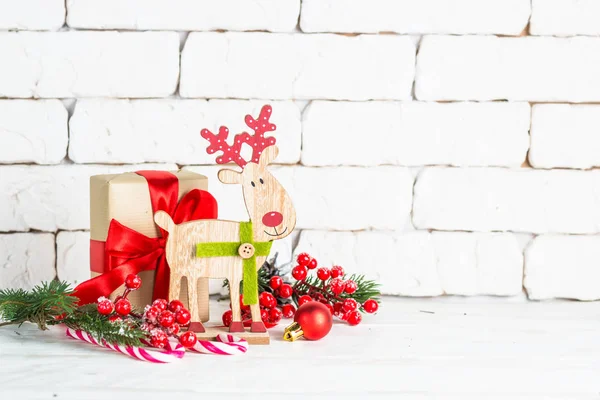 Caixa de presente de Natal e decorações em fundo branco . — Fotografia de Stock