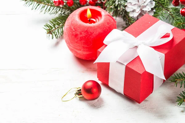 圣诞树、礼物盒和装饰品的圣诞背景 — 图库照片