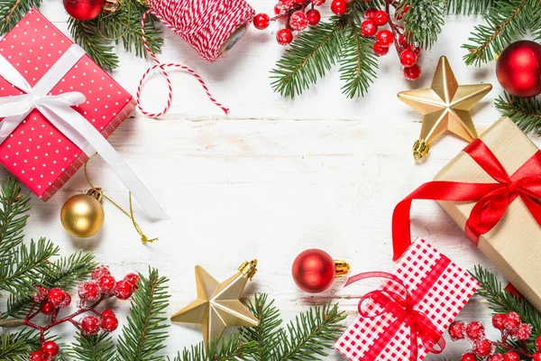 Fondo de Navidad con abeto, caja de regalo y decoraciones — Foto de Stock