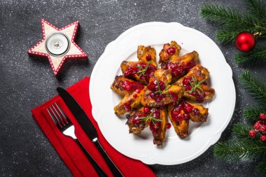 Tavuk kanadı Kızılcık soslu pişmiş.