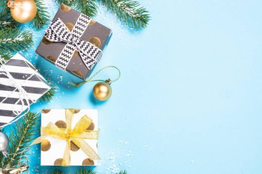 Noel arka plan - köknar ağacı ve süslemeleri üzerinde mavi üstten görünüm
