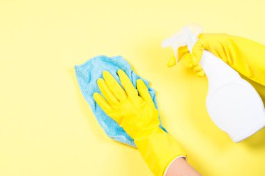 Mikrofiber bez, eldiven ve temizlik spreyi maddesi ile temizlik kavramı.