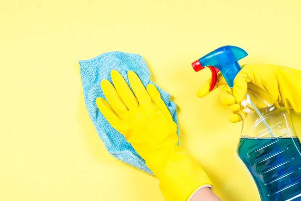 Schoonmaak concept met microfiber doek, handschoenen en spray reinigingsmiddel. — Stockfoto