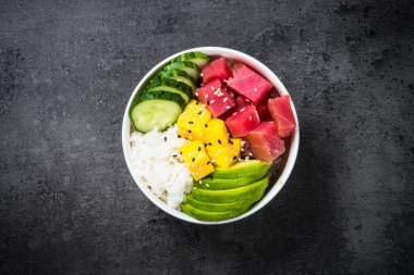 Siyah arka plan üst görünümünde tuna poke kase.
