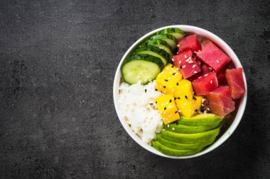 Siyah arka plan üst görünümünde tuna poke kase.