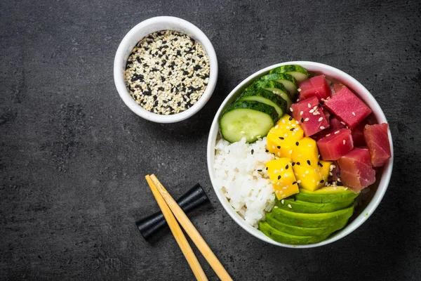 Tonfisk POKE Bowl på svart bakgrund uppifrån. — Stockfoto