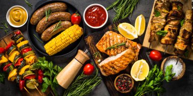 Barbekülü yemek-ızgara et, balık, sosis ve sebzeler.