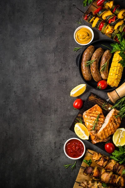Grill tál-grillezett hús, hal, kolbász és zöldség. — Stock Fotó