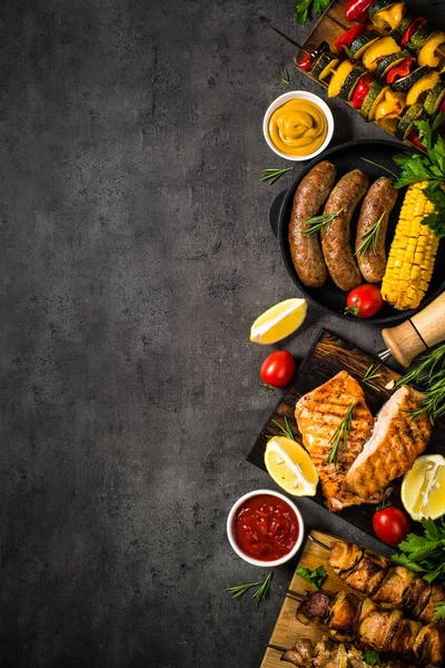 Prato de churrasco - Carne grelhada, peixe, salsichas e legumes . — Fotografia de Stock