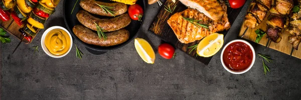 Prato de churrasco - Carne grelhada, peixe, salsichas e legumes . — Fotografia de Stock