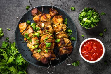 Siyah üst görünümde otlar ile ızgara et.