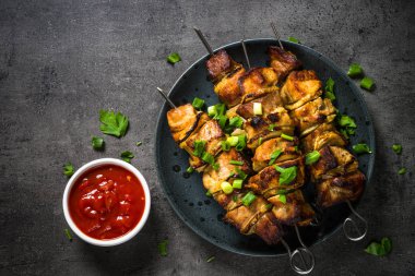 Siyah üst görünümde otlar ile ızgara et.