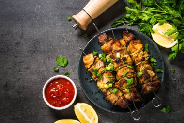 Siyah üst görünümde otlar ile ızgara et.