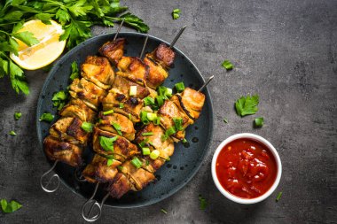 Siyah üst görünümde otlar ile ızgara et.