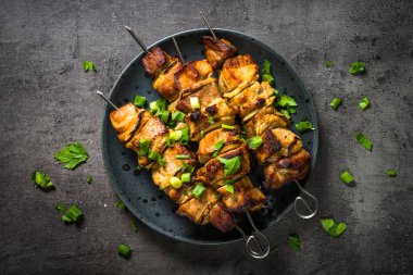 Siyah üst görünümde otlar ile ızgara et.