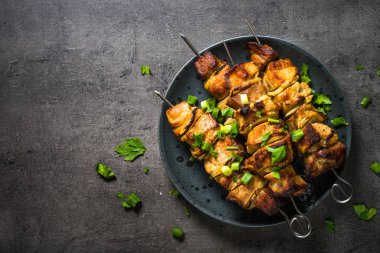 Siyah üst görünümde otlar ile ızgara et.