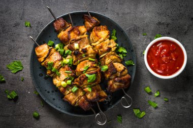 Siyah üst görünümde otlar ile ızgara et.