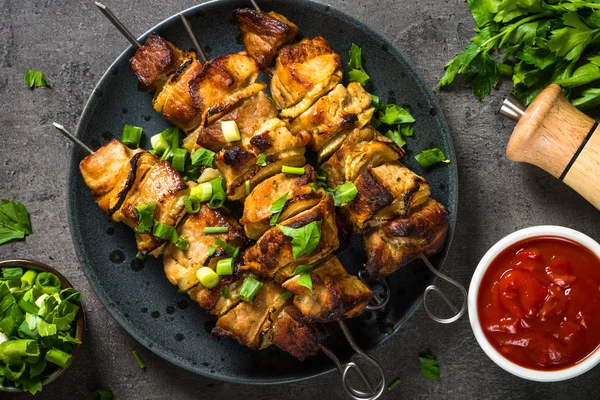 Siyah üst görünümde otlar ile ızgara et.