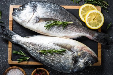 Siyah üzerinde RAW Dorado balık