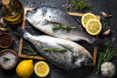 Siyah üzerinde RAW Dorado balık