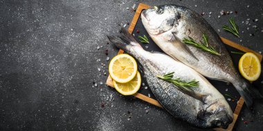 Siyah arka planda RAW Dorado balık.