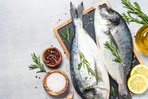 Dorado de pescado fresco sobre fondo azul . —  Fotos de Stock