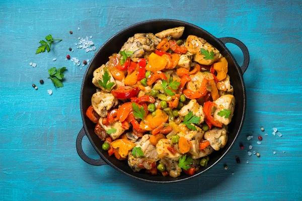 Chicken Stir fry with vegetables on blue table. — Stock Photo, Image