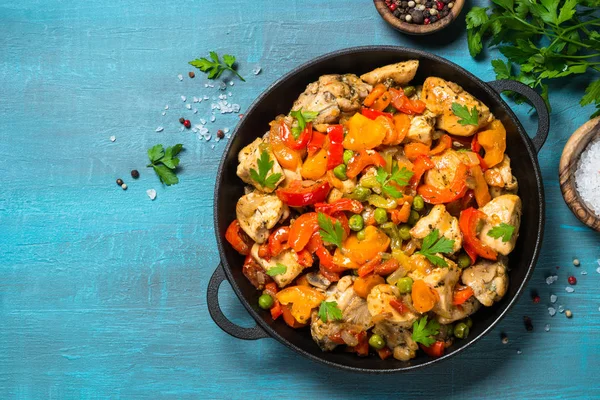 Chicken Stir fry with vegetables on blue table. — Stock Photo, Image