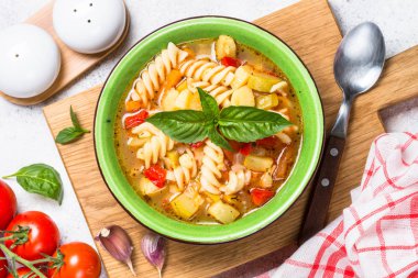 Sebze ve makarna manzaralı sebze çorbası..