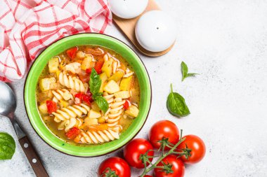 Sebze ve makarna manzaralı sebze çorbası..