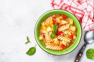 Sebze ve makarna manzaralı sebze çorbası..