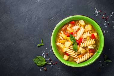 Sebze ve makarna manzaralı sebze çorbası..