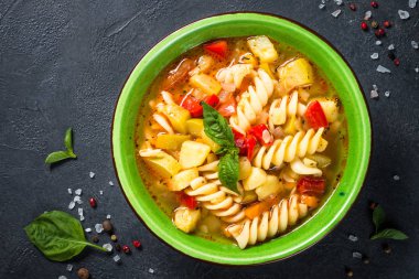 Sebze ve makarna manzaralı sebze çorbası..