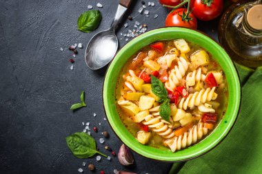 Sebze ve makarna manzaralı sebze çorbası..